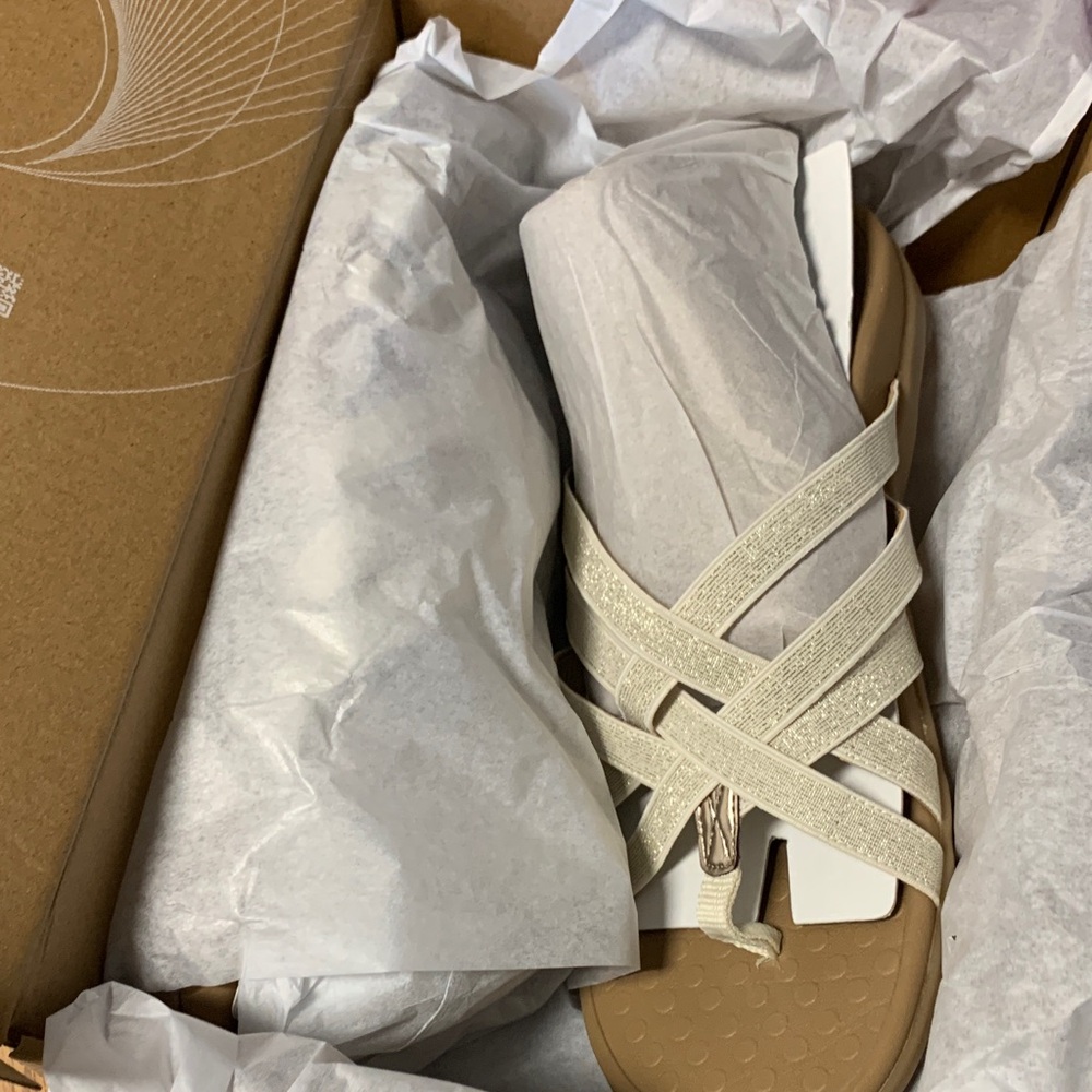 Vionic Cream metallic golden Tan Strappy Sandals Tia NWT
New QVC